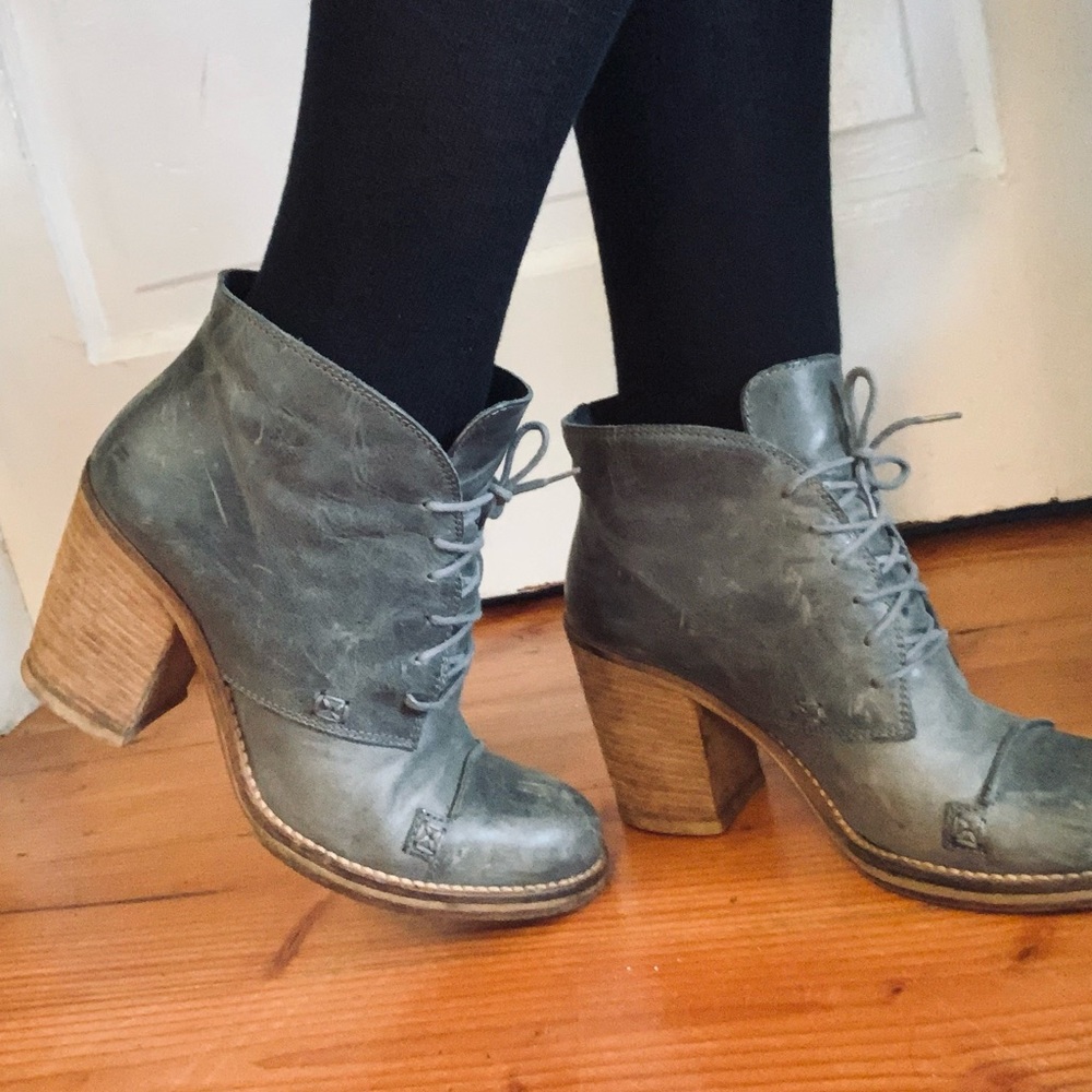 IVC Charles David made in Italy Leather Booties